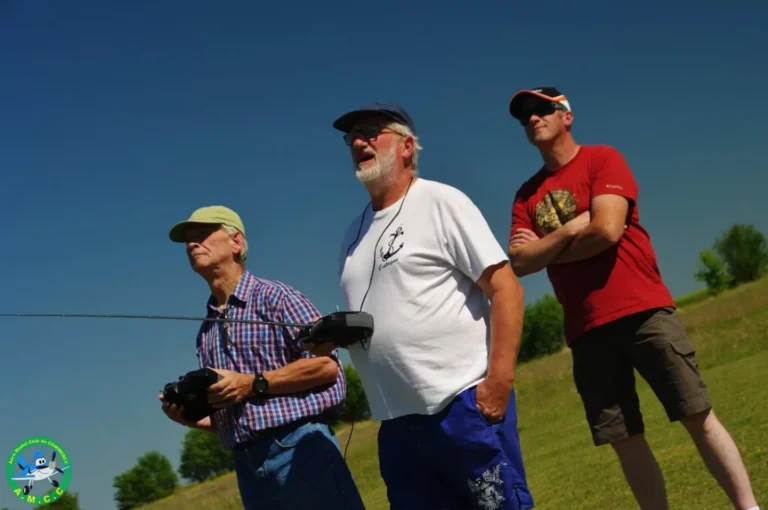 Le moniteur, l'élève et un élève en attente de son tour